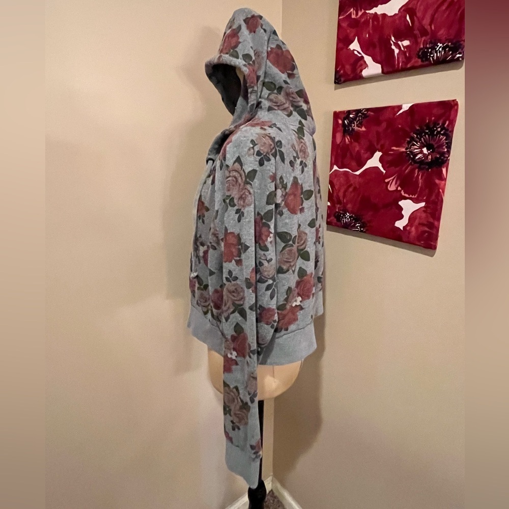 Torrid Grey & Floral Zip Front Cropped Hoodie, size 2X - Picture 4 of 9